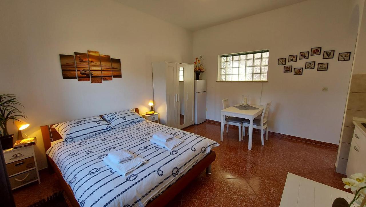 Soline Ada Apartment Pjescana Uvala Exterior photo