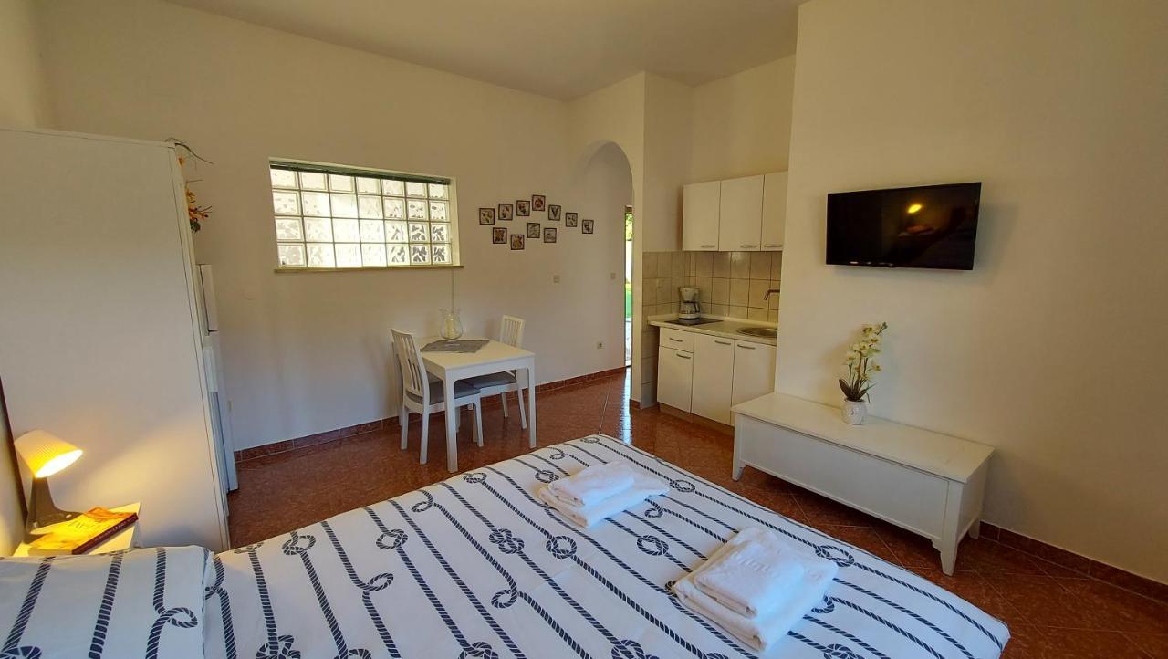 Soline Ada Apartment Pjescana Uvala Exterior photo